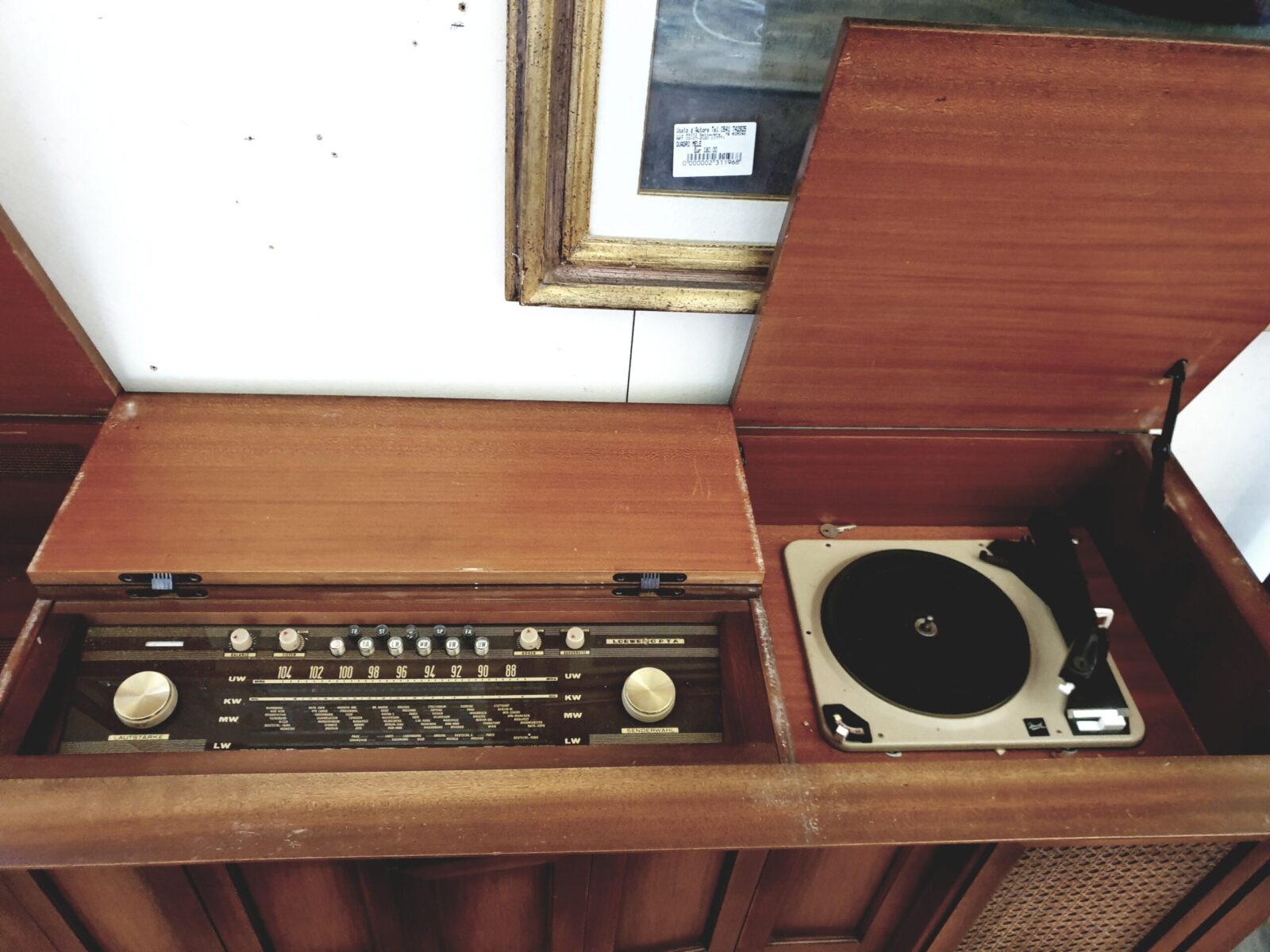 Radio giradischi con mobile anni '50 - Picture of New Mercatino dell'  Usato, Sicily - Tripadvisor