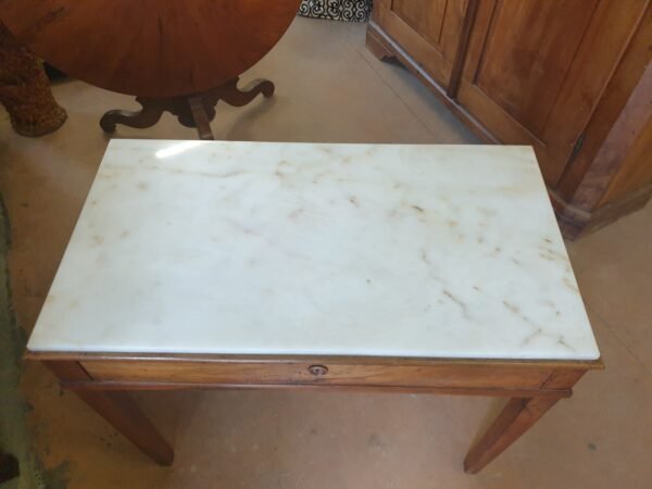Tavolino con piano in marmo