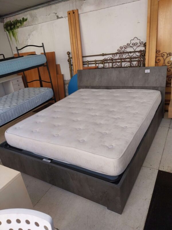 Letto matrimoniale grigio con cassettone