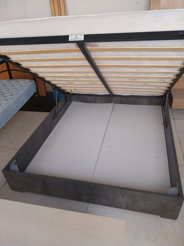 Letto matrimoniale grigio con cassettone