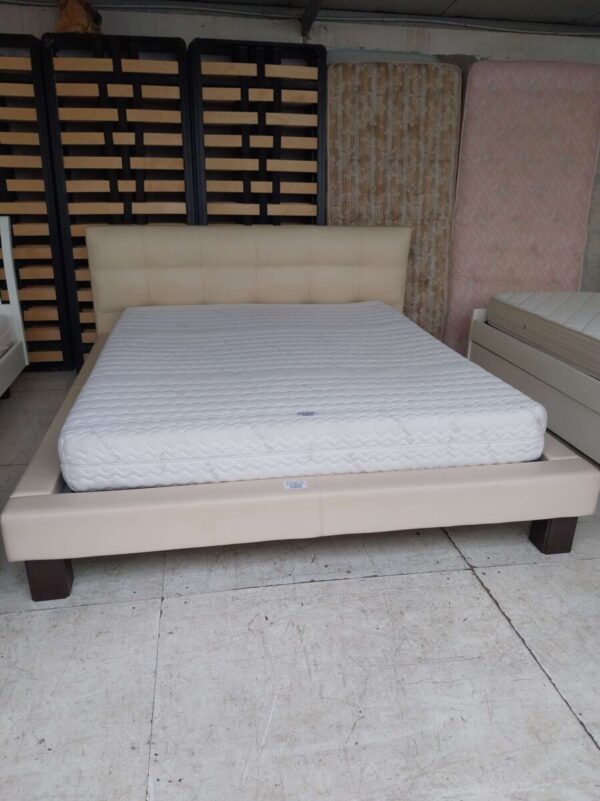 Letto matrimoniale in pelle beige