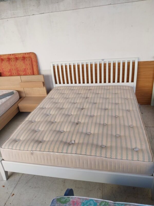 Letto matrimoniale bianco con rete in doghe