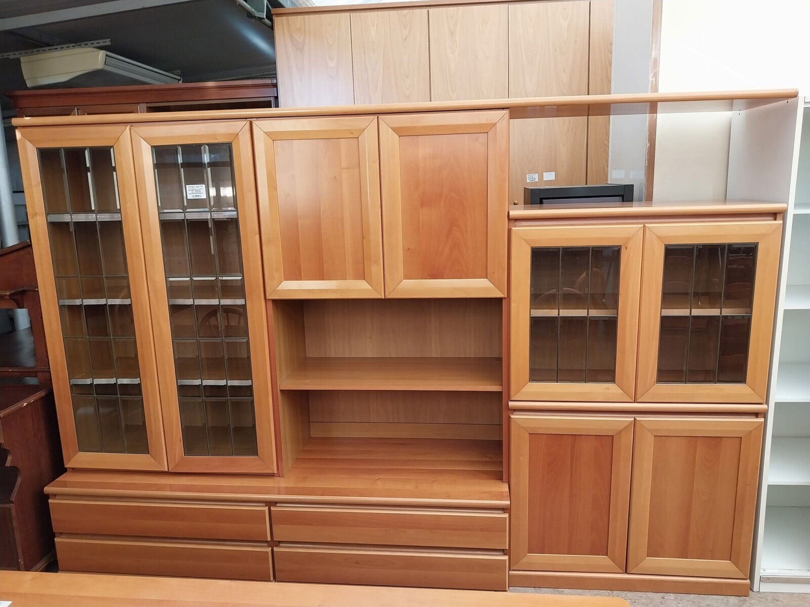 Soggiorno moderno in legno con vetrine, ante e cassetti Soggiorno moderno in legno con vetrine, ante e cassetti